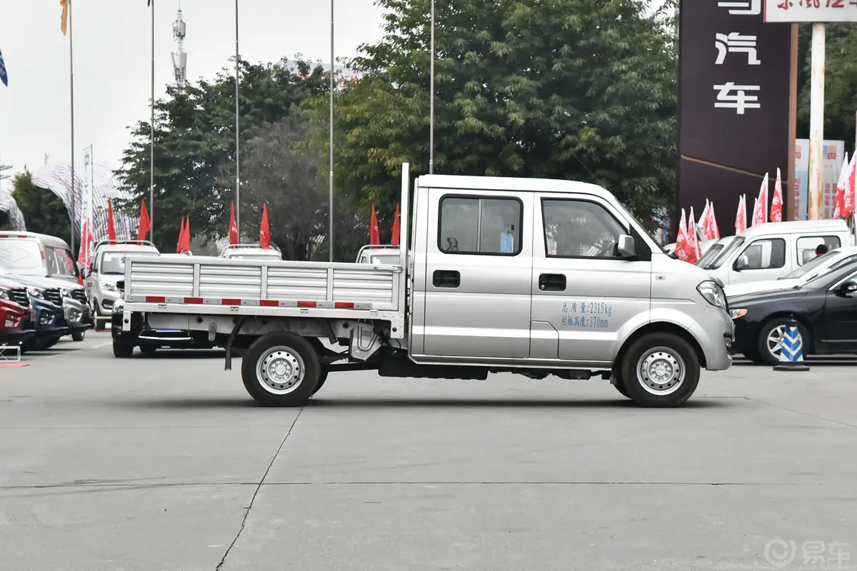 东风小康C521.5L 手动 双排标准型正侧车头向右水平