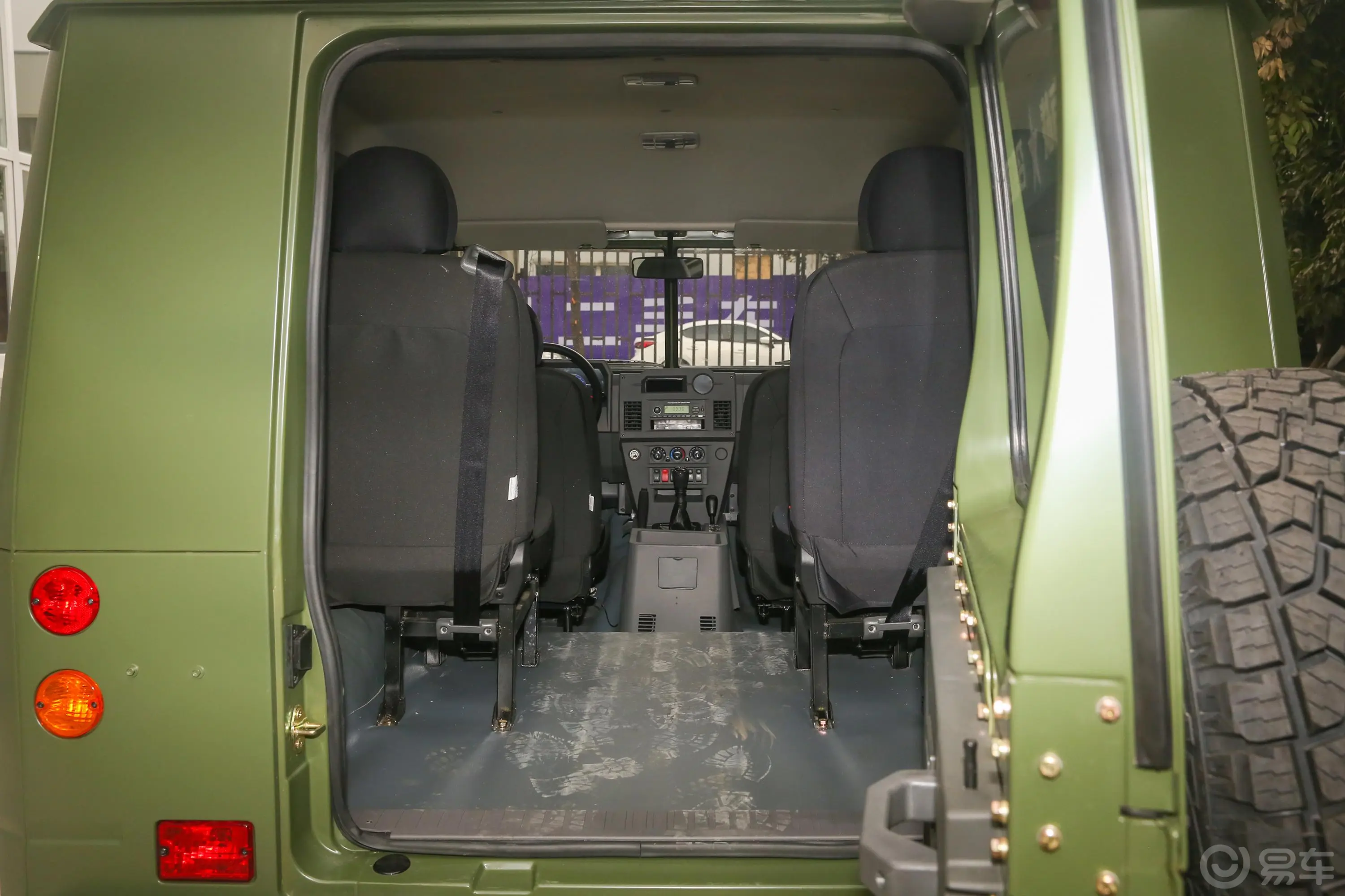 勇士2.4T 手动 四驱 三门汽油版 国VI后备厢空间特写