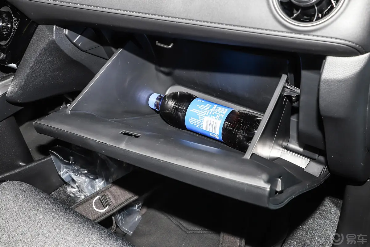 本田XR-V1.5L CVT 舒适版手套箱空间水瓶横置