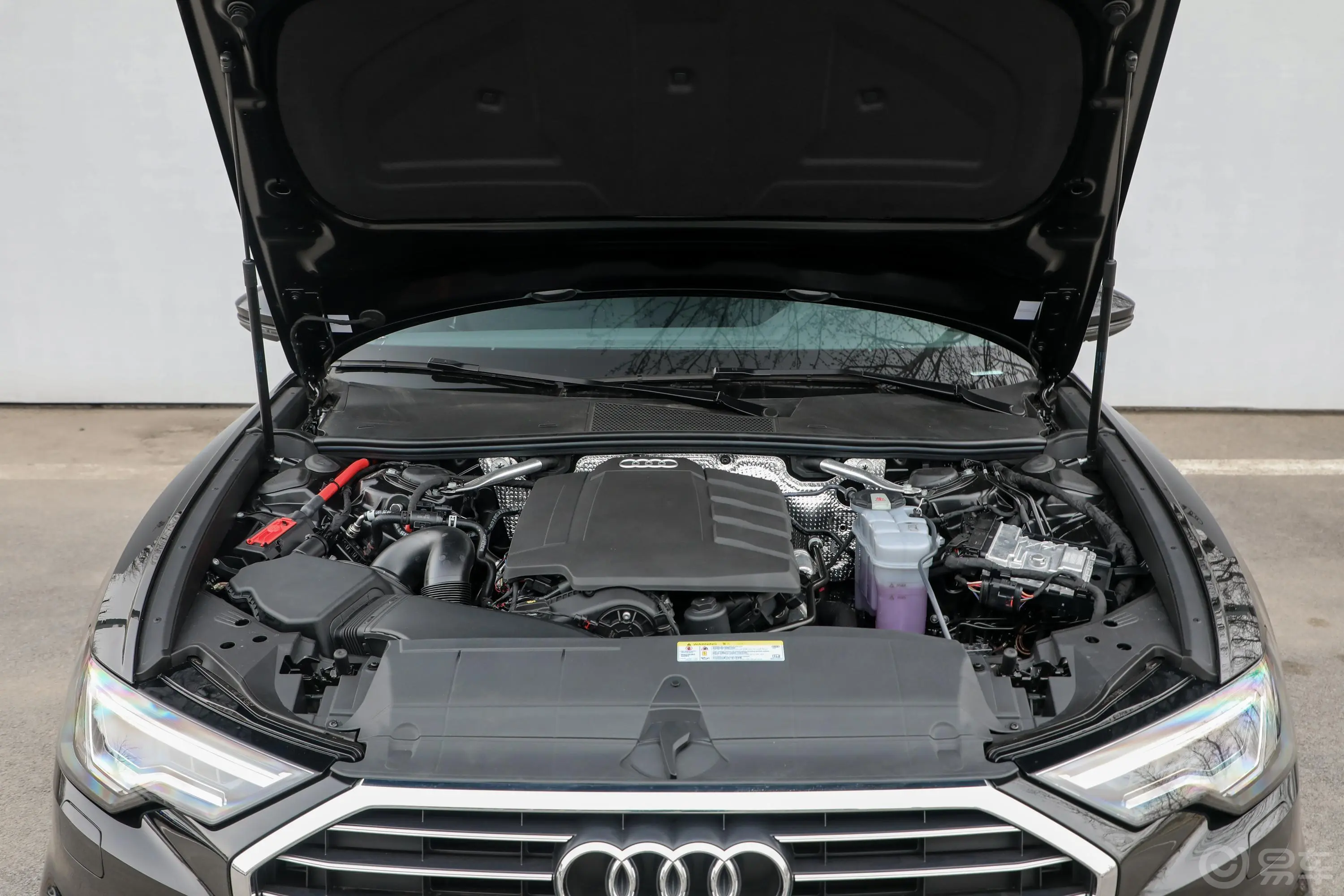 奥迪A6Avant 先锋派 45 TFSI 臻选动感型发动机舱整体