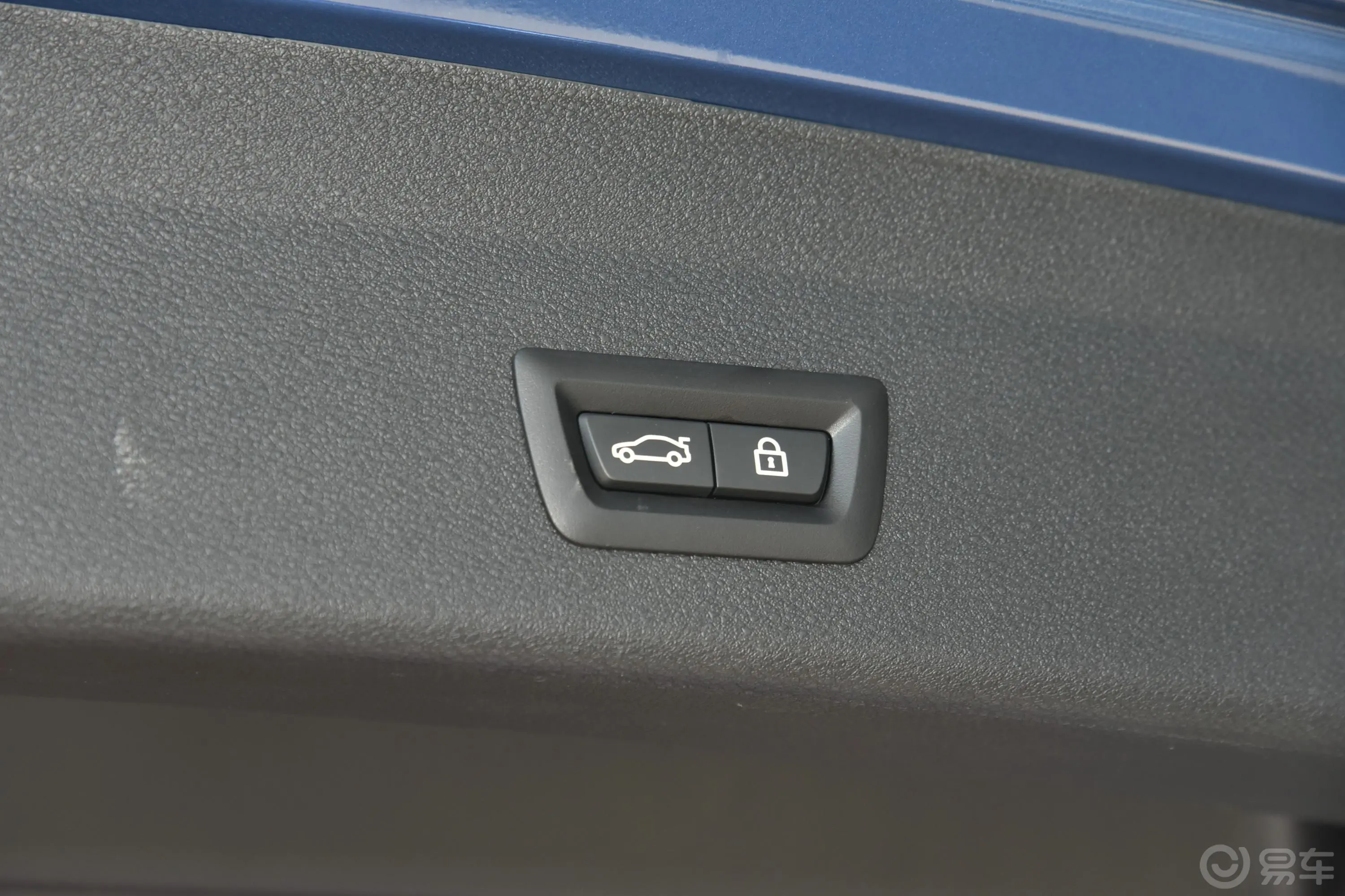 宝马X1xDrive25Li 尊享型电动尾门按键（手动扶手）