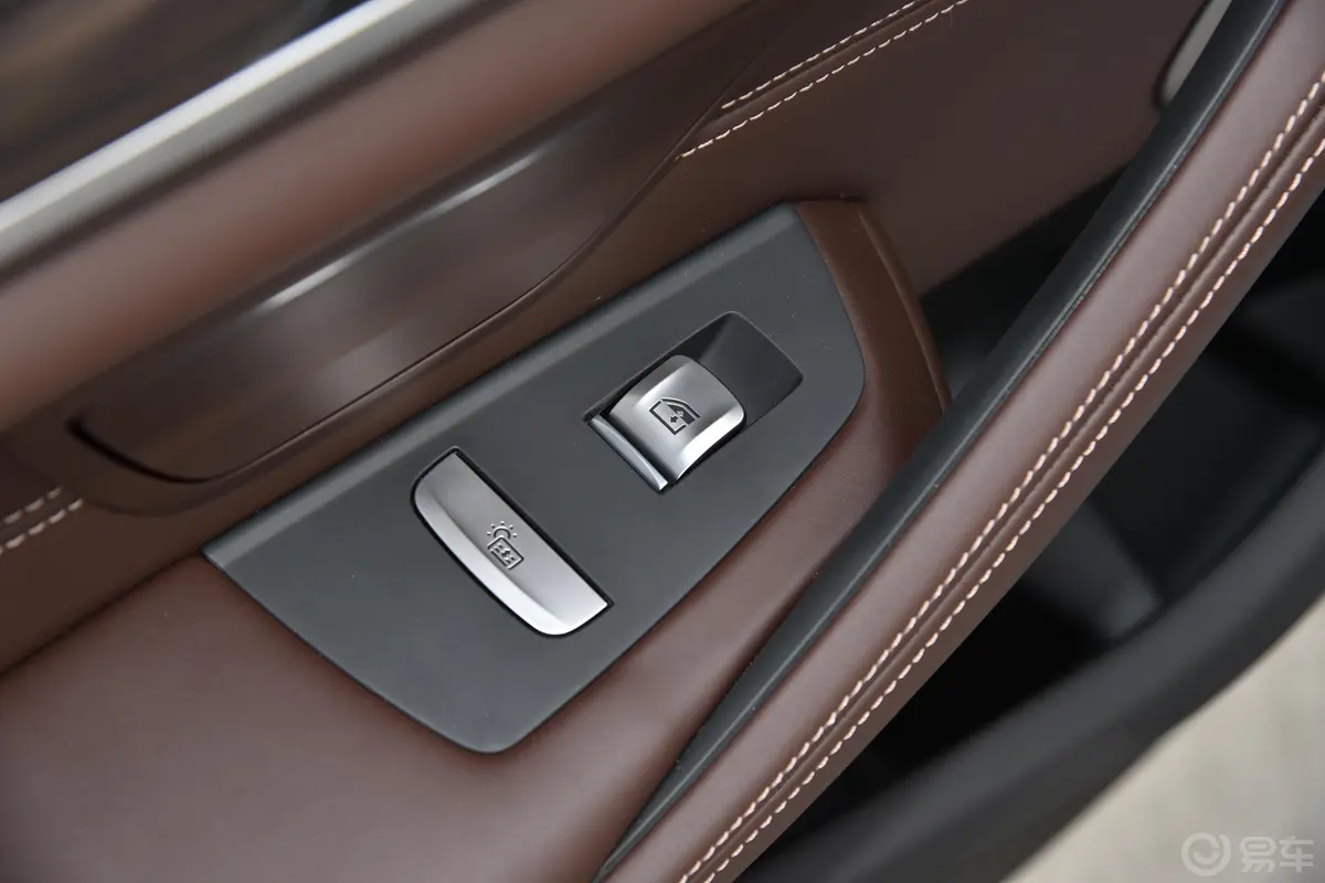 宝马5系 插电混动里程升级版 530Le 先锋版后车窗调节