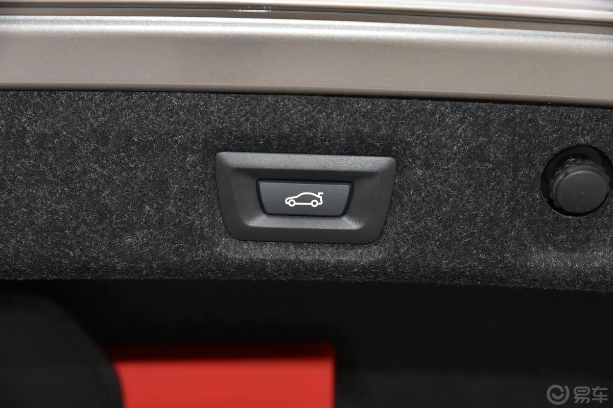 宝马5系 插电混动里程升级版 530Le 先锋版电动尾门按键（手动扶手）