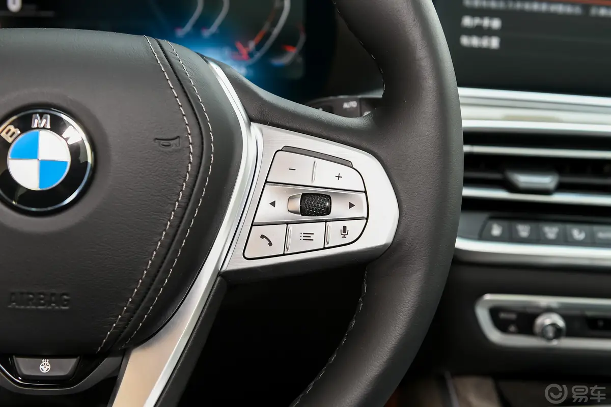宝马X7xDrive40i 行政型 豪华套装右侧方向盘功能按键