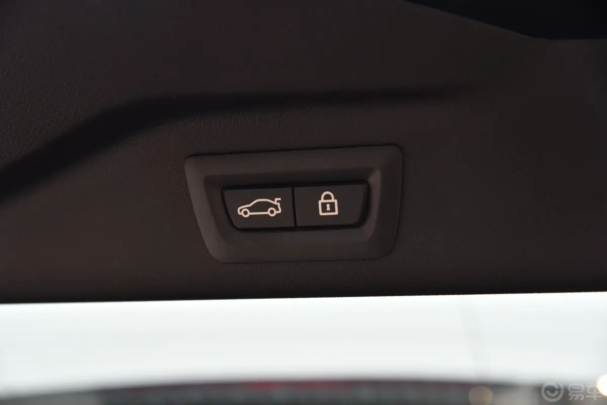 宝马X7xDrive40i 领先型 豪华套装电动尾门按键（手动扶手）