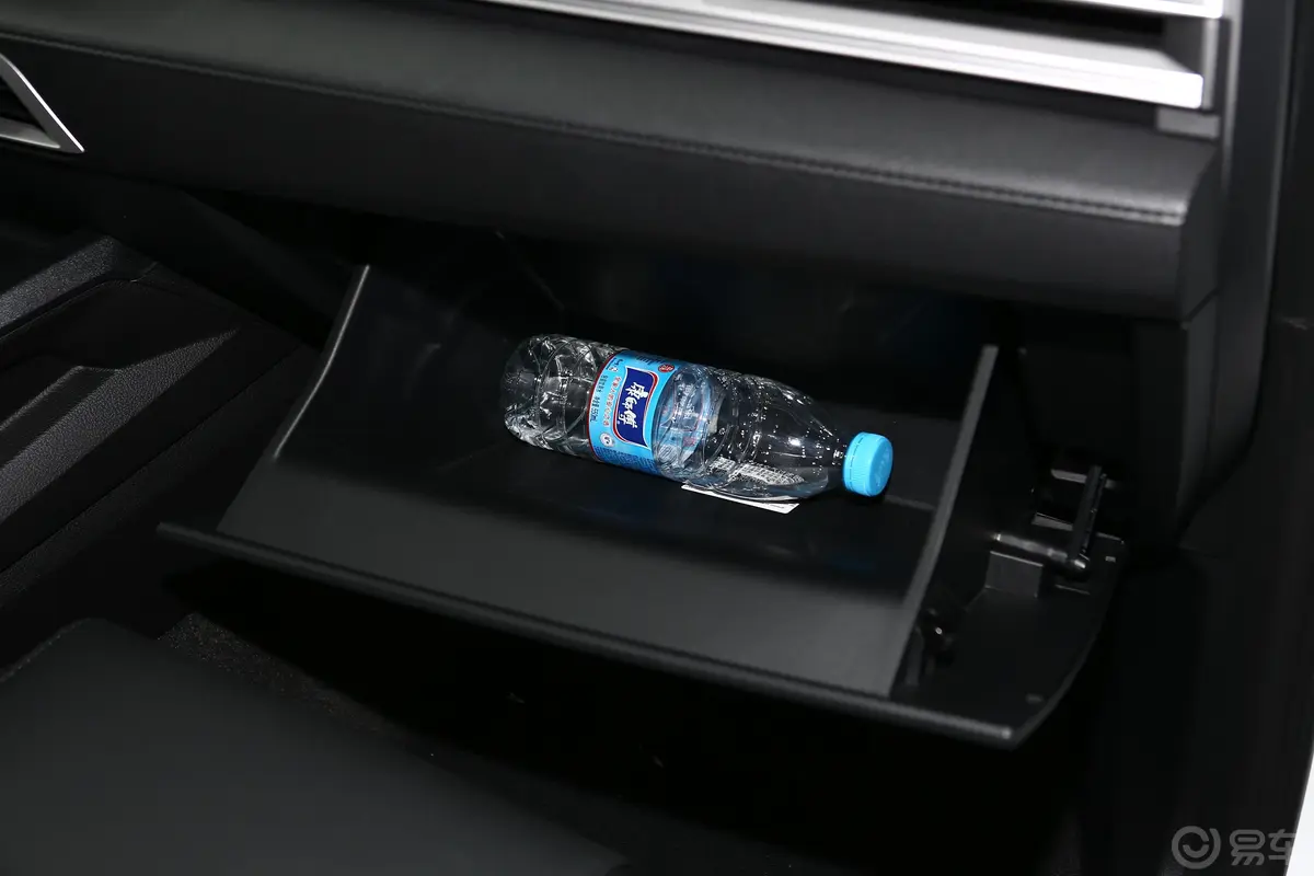 比亚迪e3400 出行版手套箱空间水瓶横置