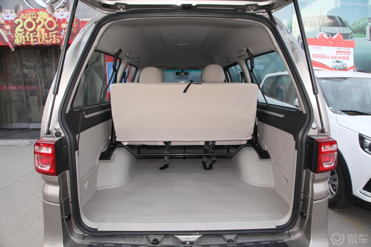 菱智M5 EV舒适型 7座后备厢空间特写