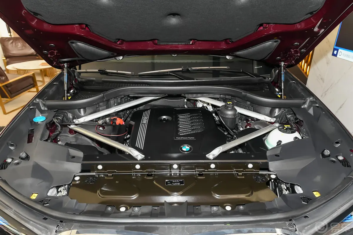 宝马X7xDrive40i 个性化定制限量版 豪华套装发动机舱整体