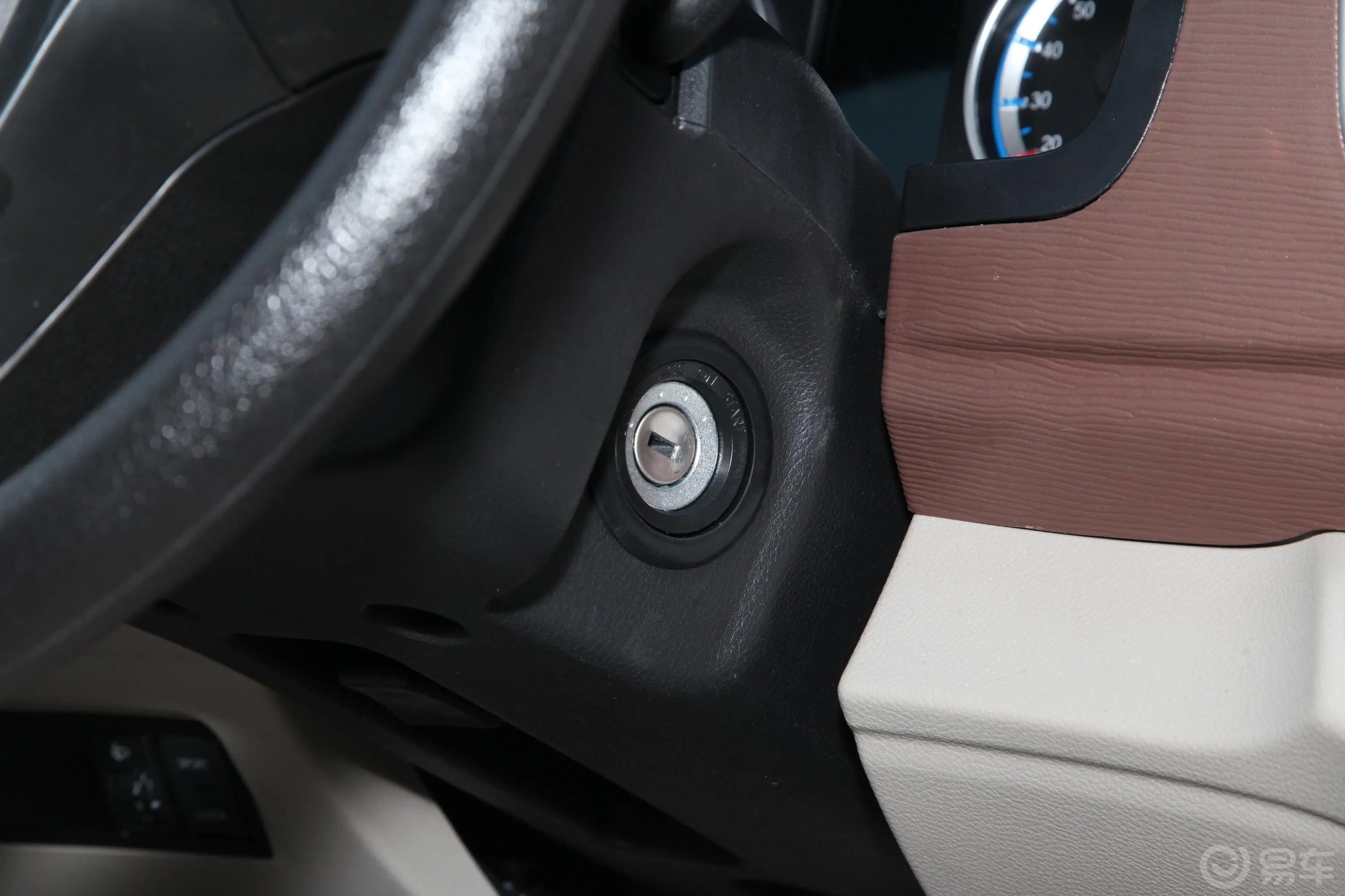 菱智M5 EV舒适型 9座钥匙孔或一键启动按键