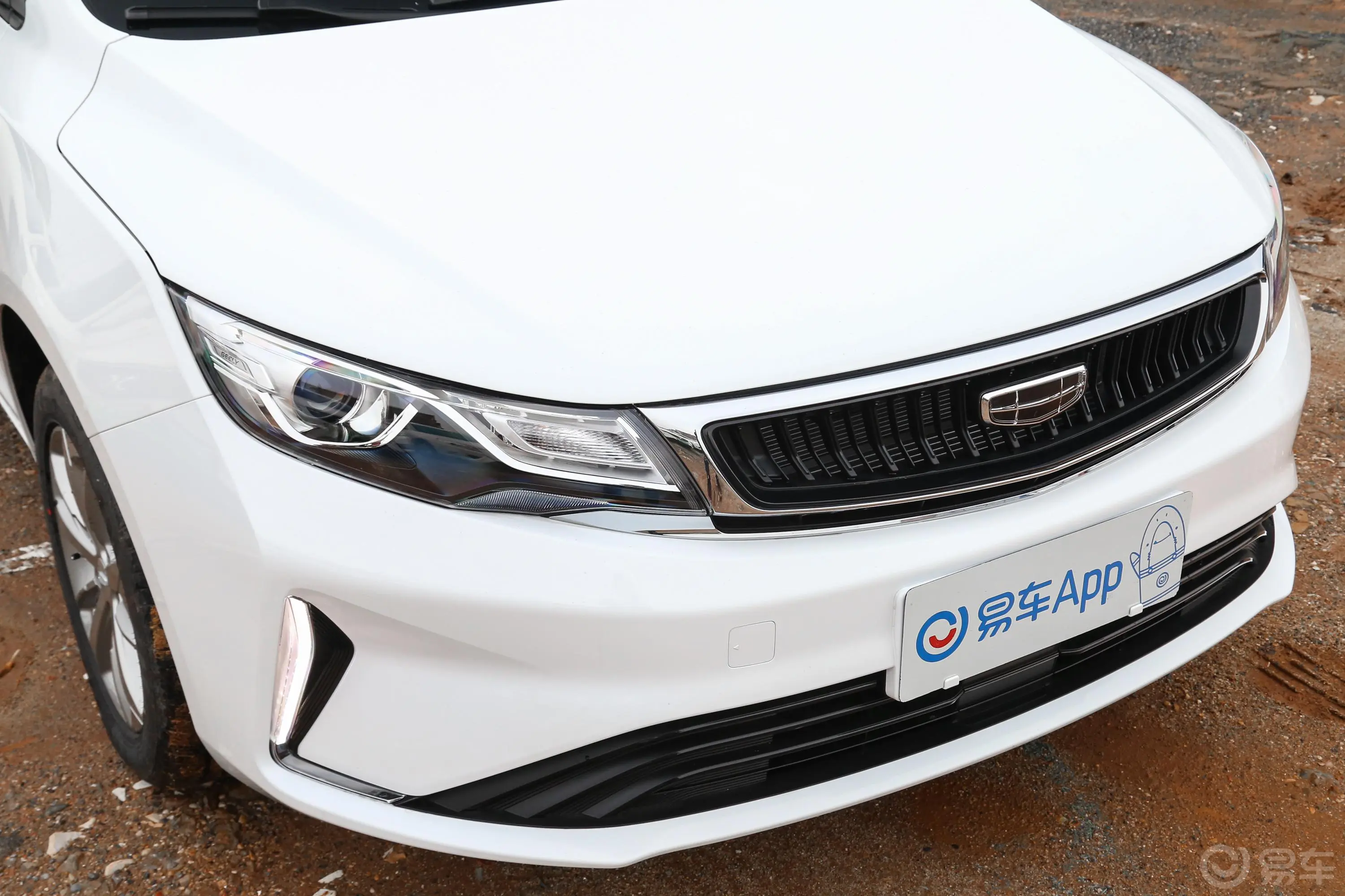 帝豪GL1.4T CVT 亚运型前格栅侧俯拍