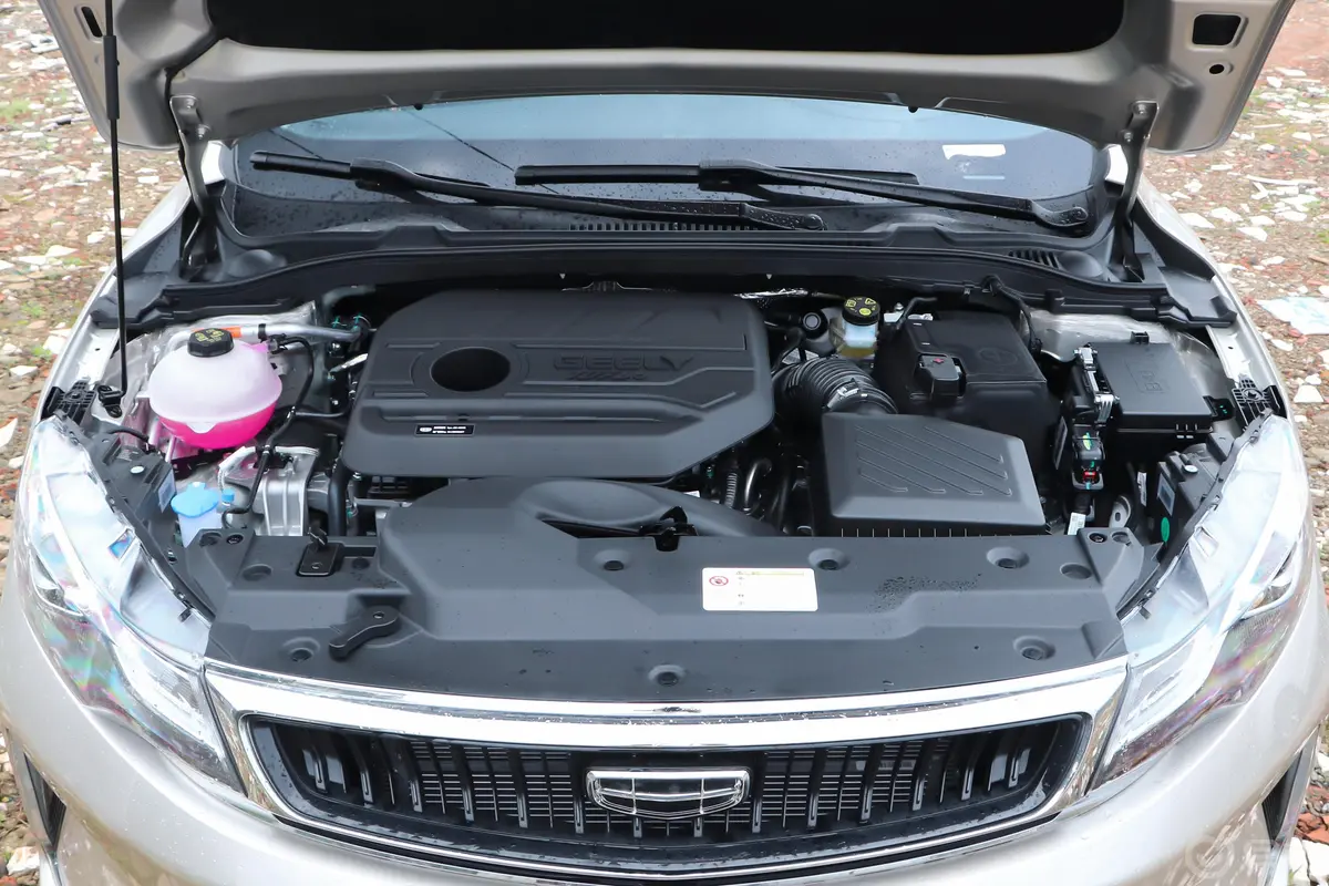 帝豪GL1.4T CVT 尊贵型发动机舱整体