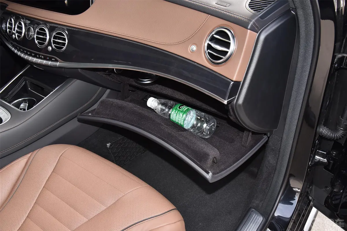 奔驰S级S 500 L 4MATIC 臻藏版手套箱空间水瓶横置