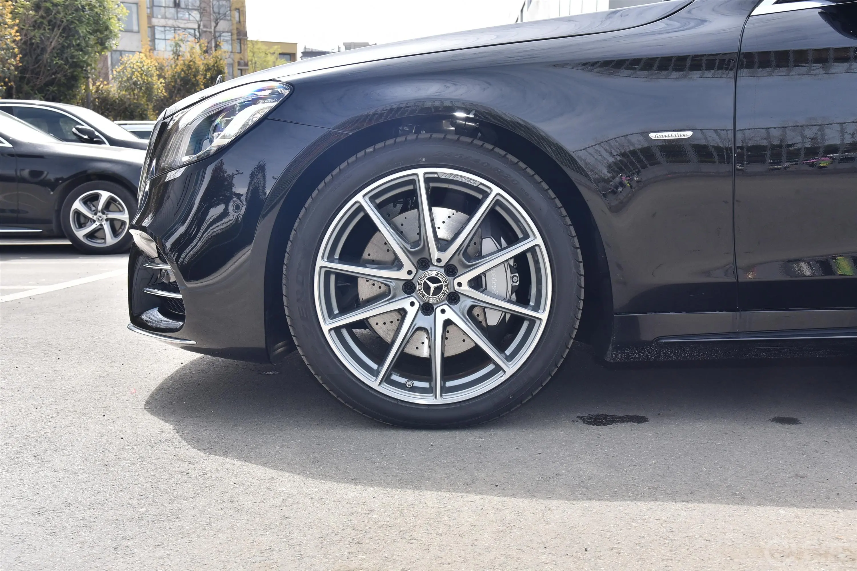 奔驰S级S 500 L 4MATIC 臻藏版前轮毂造型