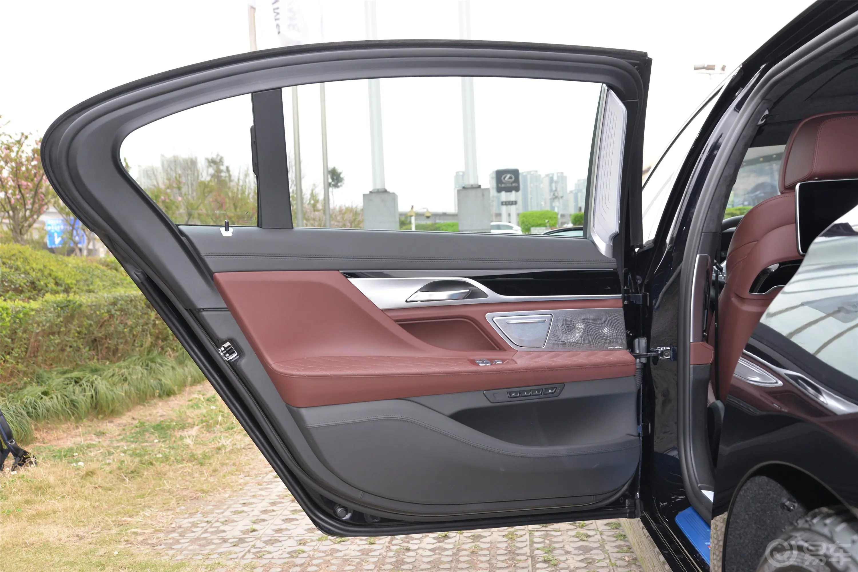 宝马7系改款 740Li xDrive 行政型 M运动套装驾驶员侧后车门