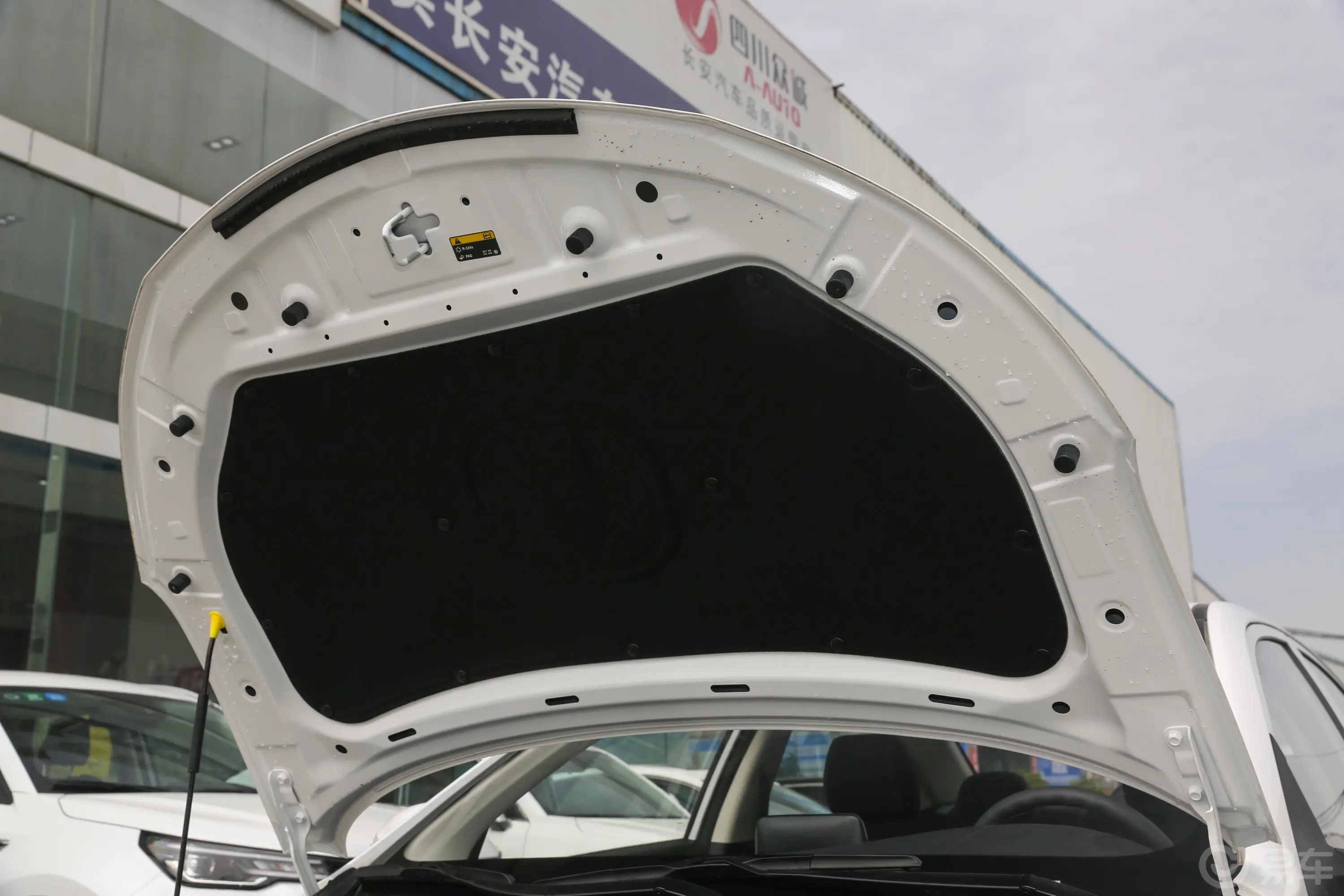 悦翔1.5L 双离合 舒适型 国V发动机舱盖内侧