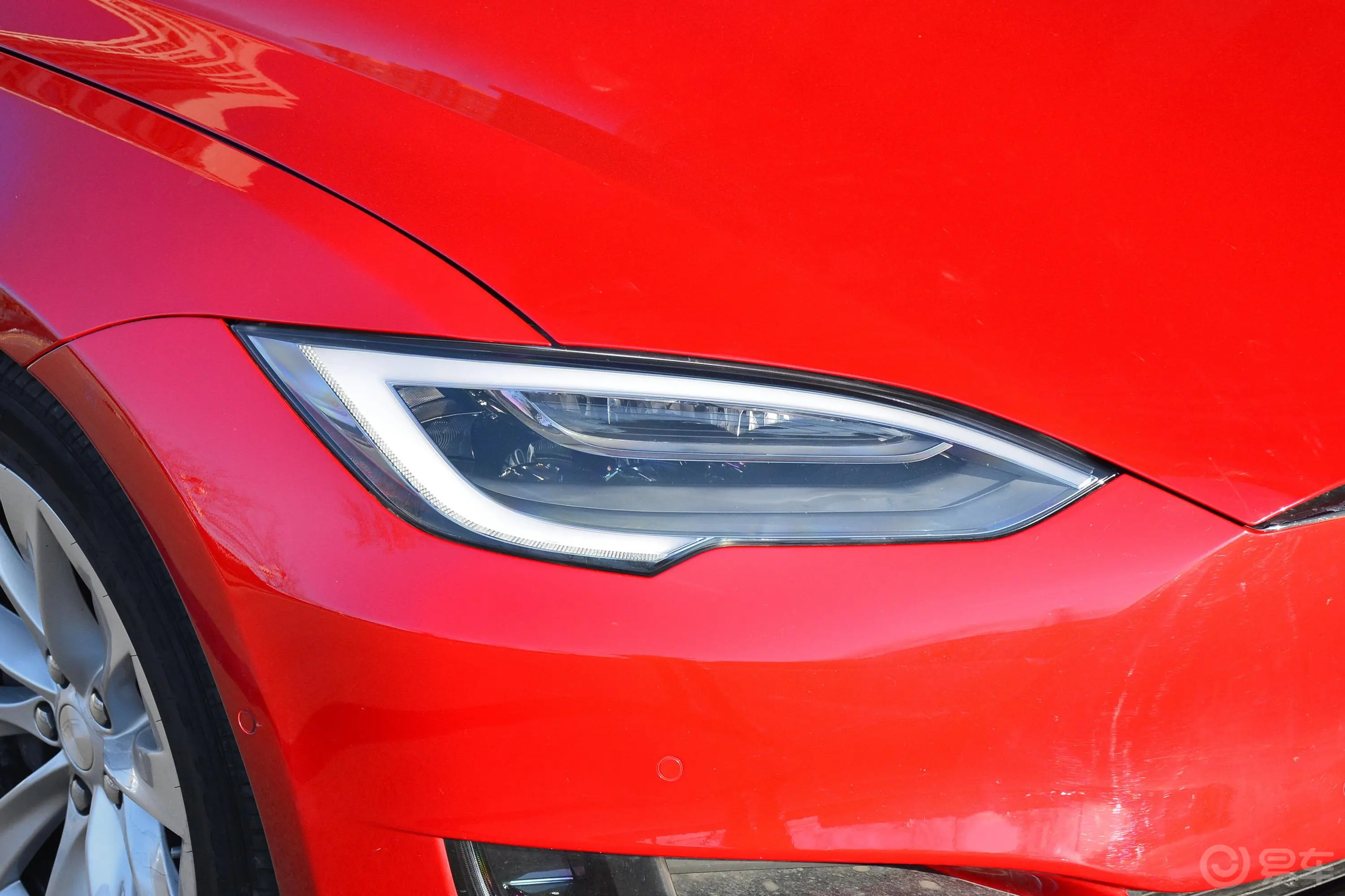 Model S长续航版正侧车头向左水平