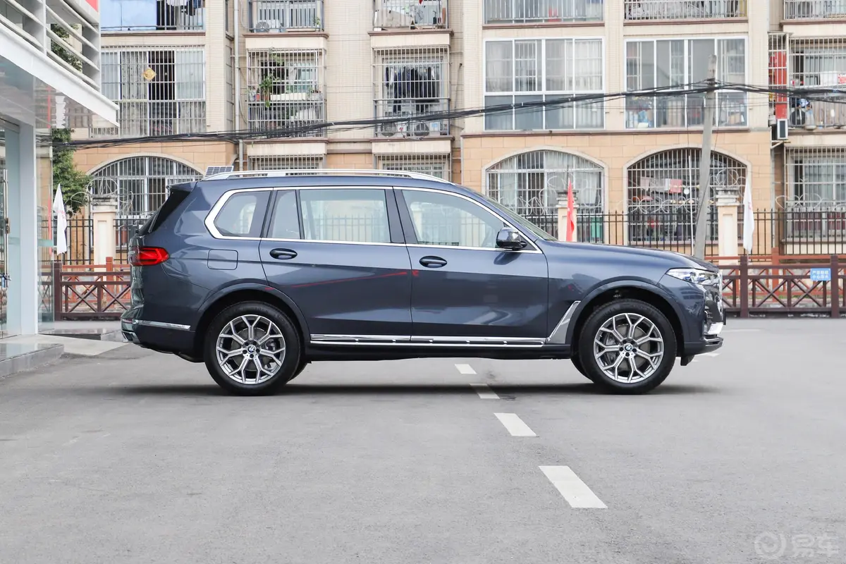 宝马X7xDrive40i 尊享型 豪华套装正侧车头向右水平