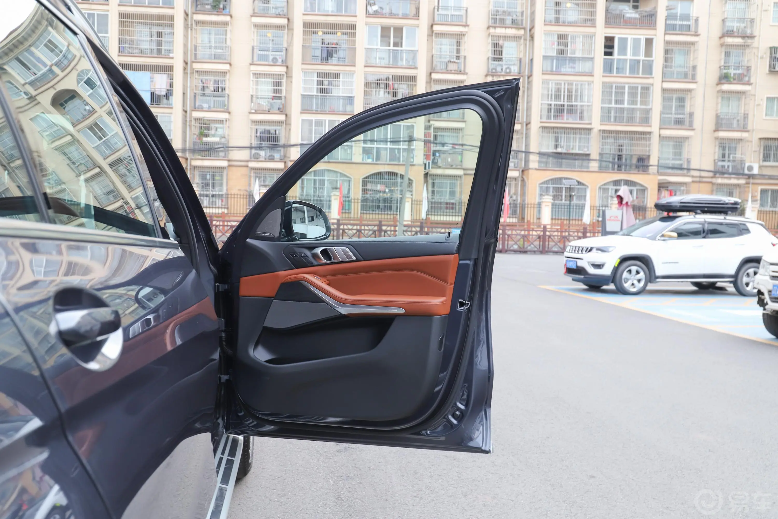 宝马X7xDrive40i 尊享型 豪华套装副驾驶员车门