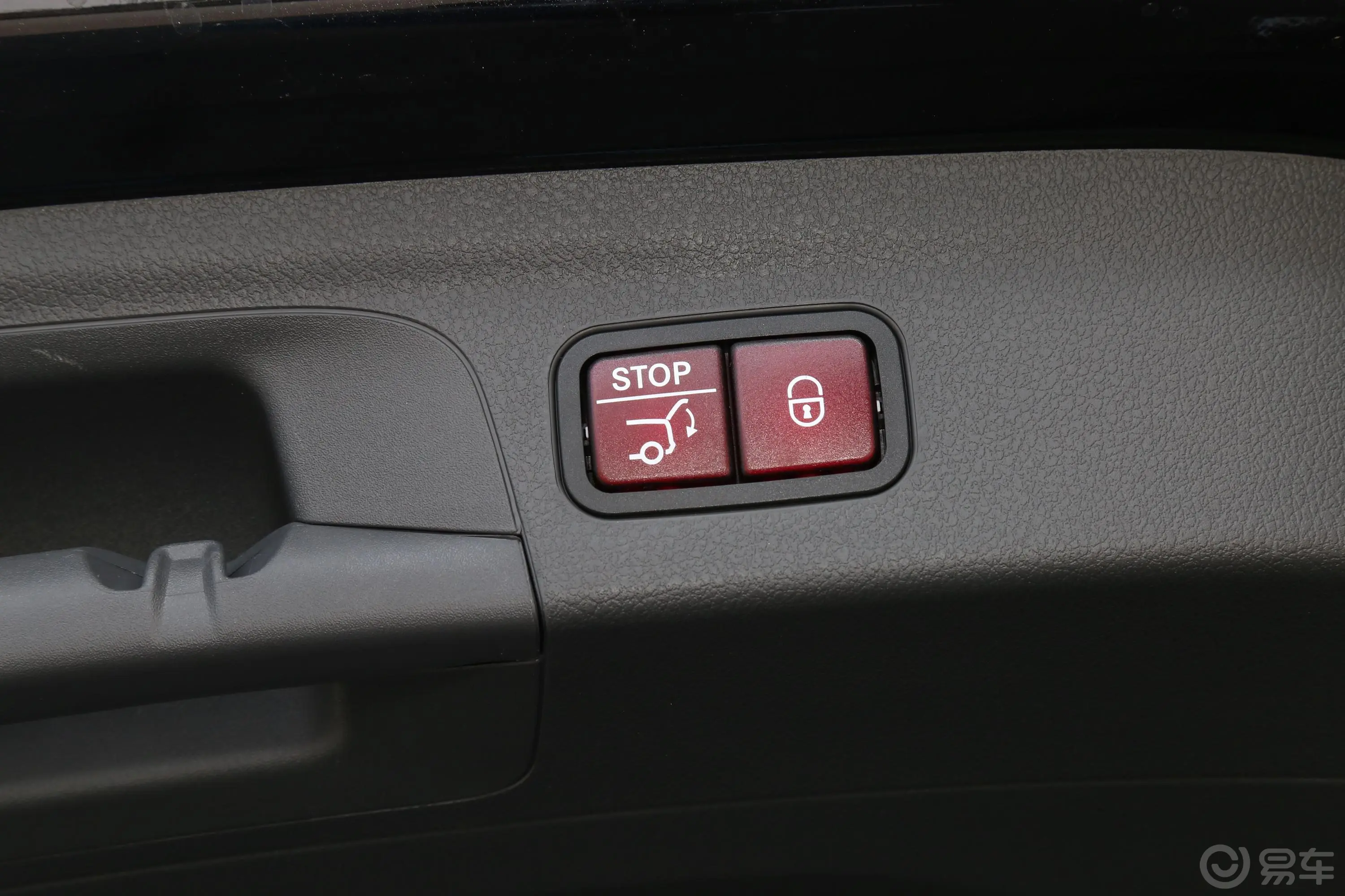 奔驰GLE改款 GLE 350 4MATIC 豪华型电动尾门按键（手动扶手）