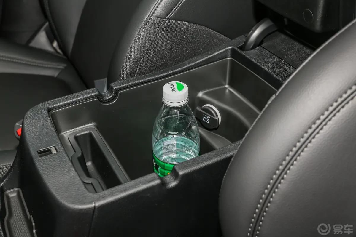 自由光2.0T 四驱 探享版+自动驾驶智慧包 国VI手套箱空间水瓶横置