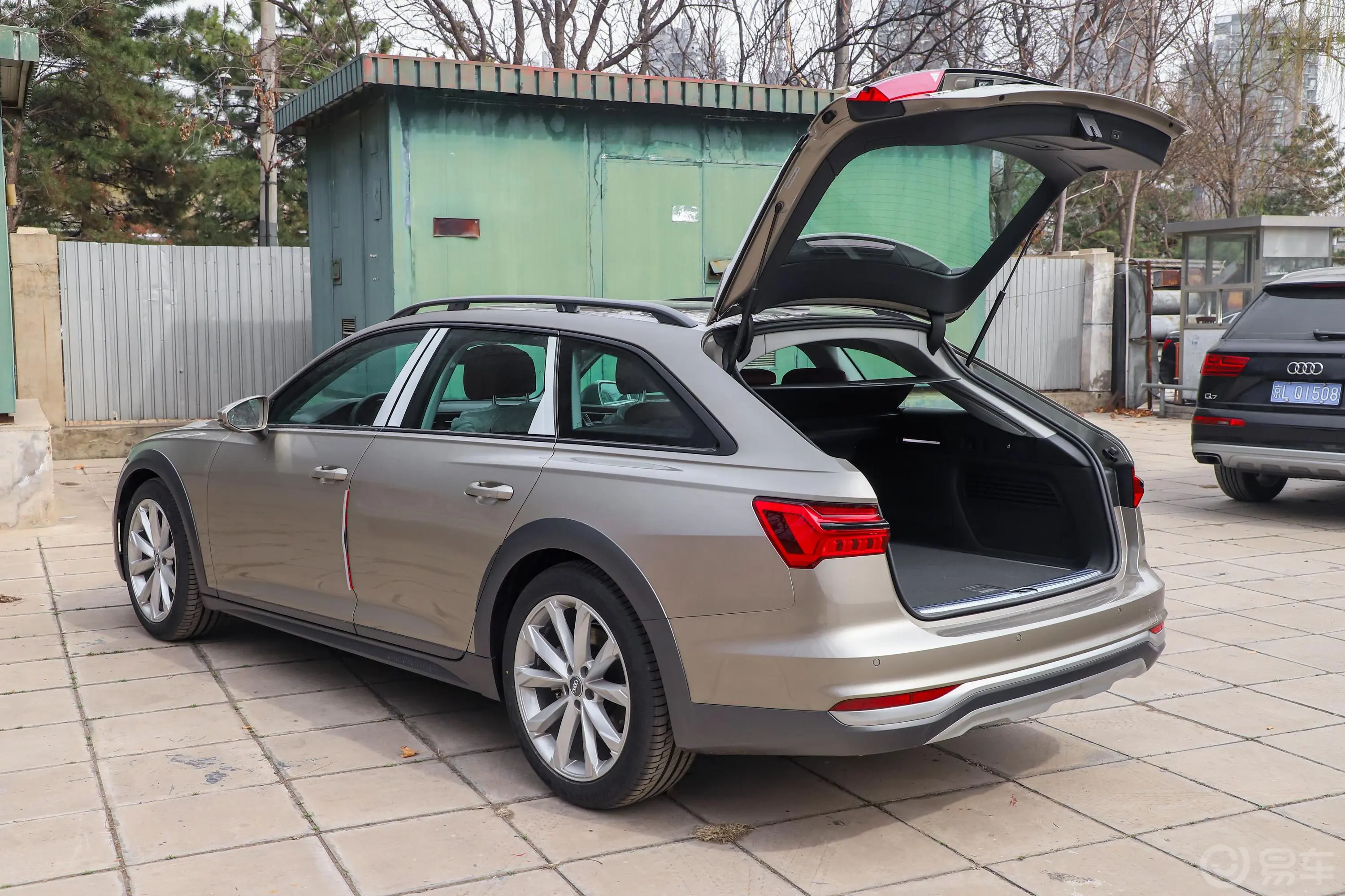 奥迪A6Allroad quattro 探索家 55 TFSI 尊享越野型空间