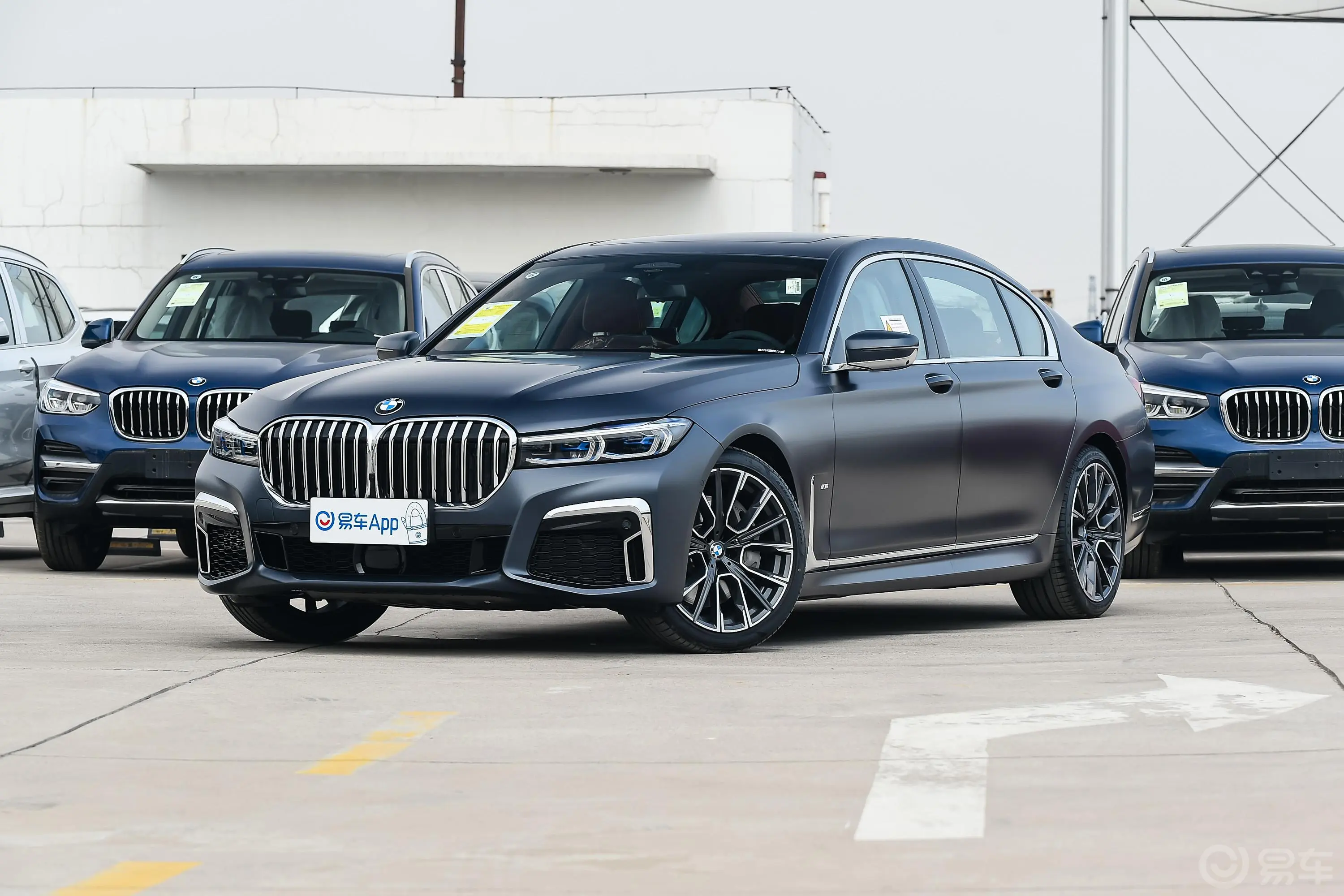 宝马7系改款 750Li xDrive V8 M运动套装侧前45度车头向左水平