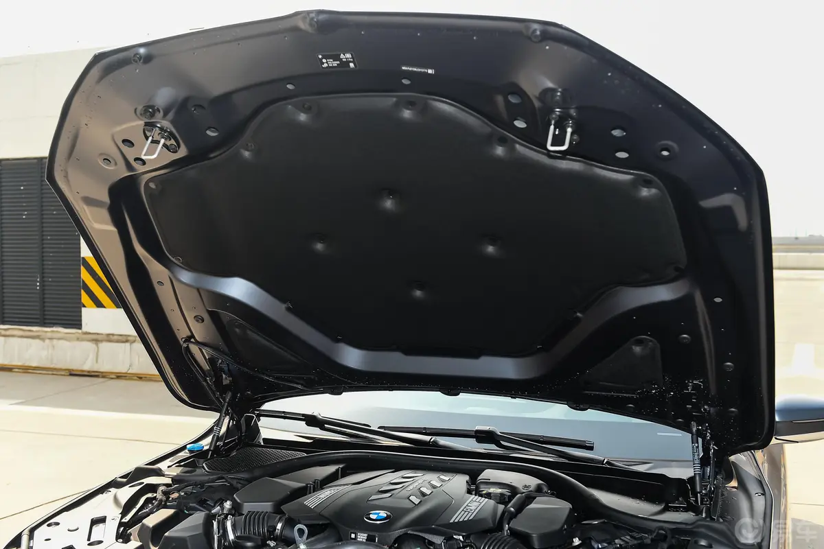 宝马7系改款 750Li xDrive V8 M运动套装发动机舱盖内侧