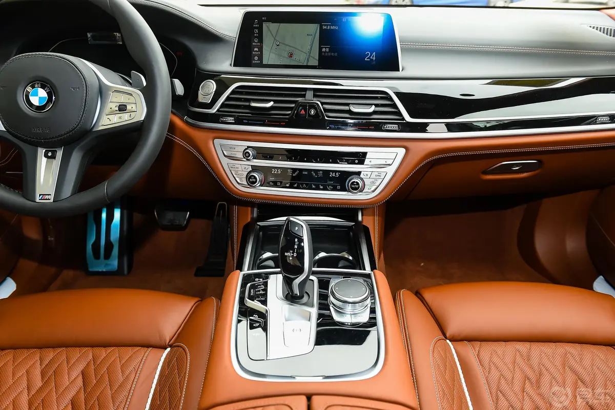 宝马7系改款 750Li xDrive V8 M运动套装中控台整体