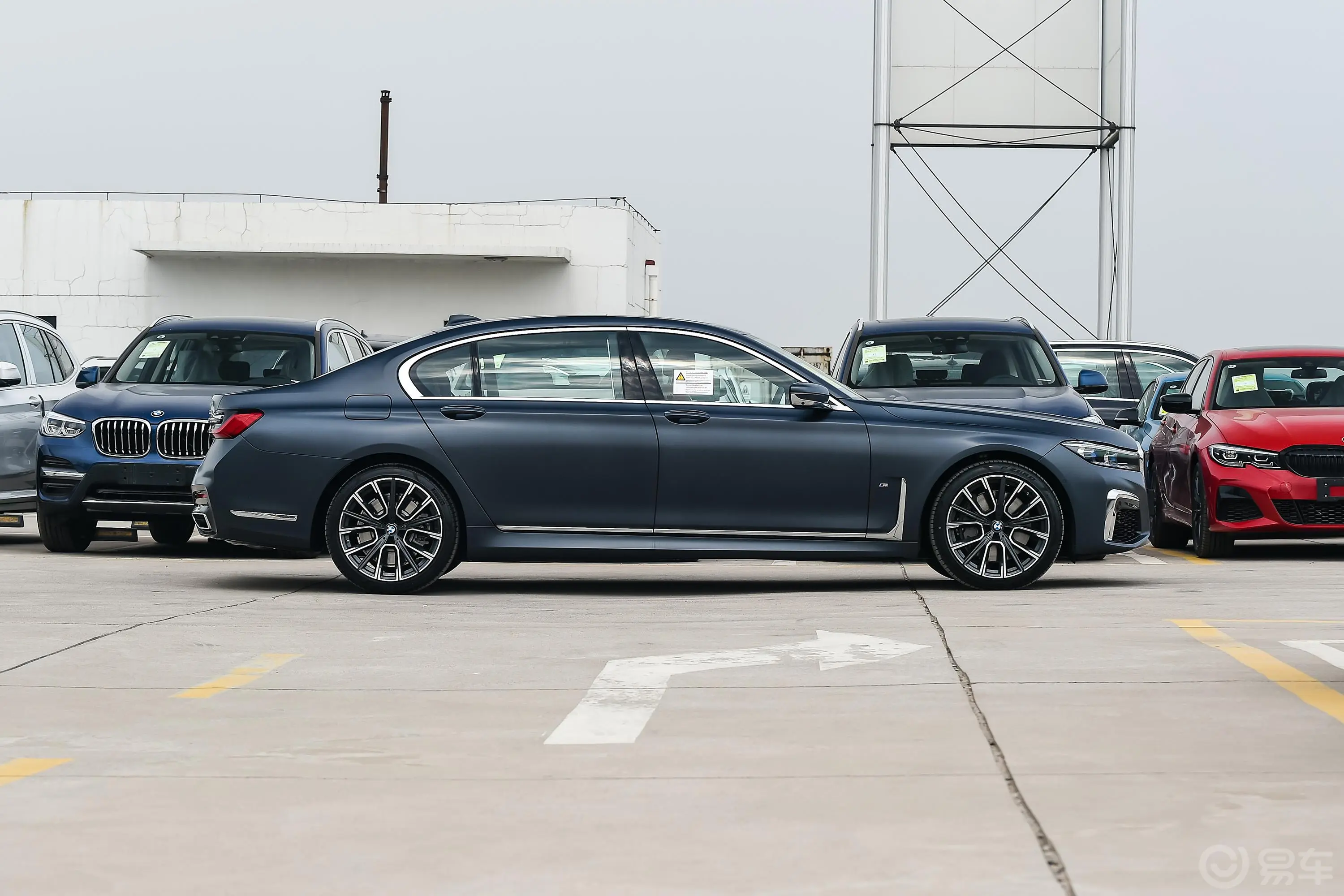 宝马7系改款 750Li xDrive V8 M运动套装正侧车头向右水平