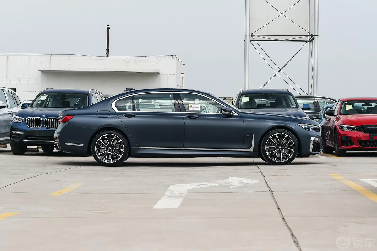 宝马7系改款 750Li xDrive V8 M运动套装正侧车头向右水平