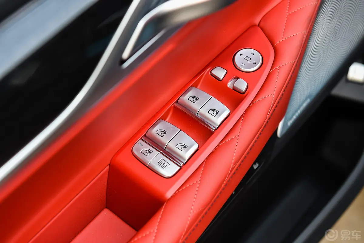 宝马7系改款 M760Li xDrive V12 运动套装车窗调节整体