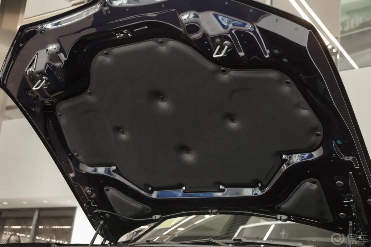 宝马X7xDrive40i 个性化定制限量版 M运动套装发动机舱盖内侧