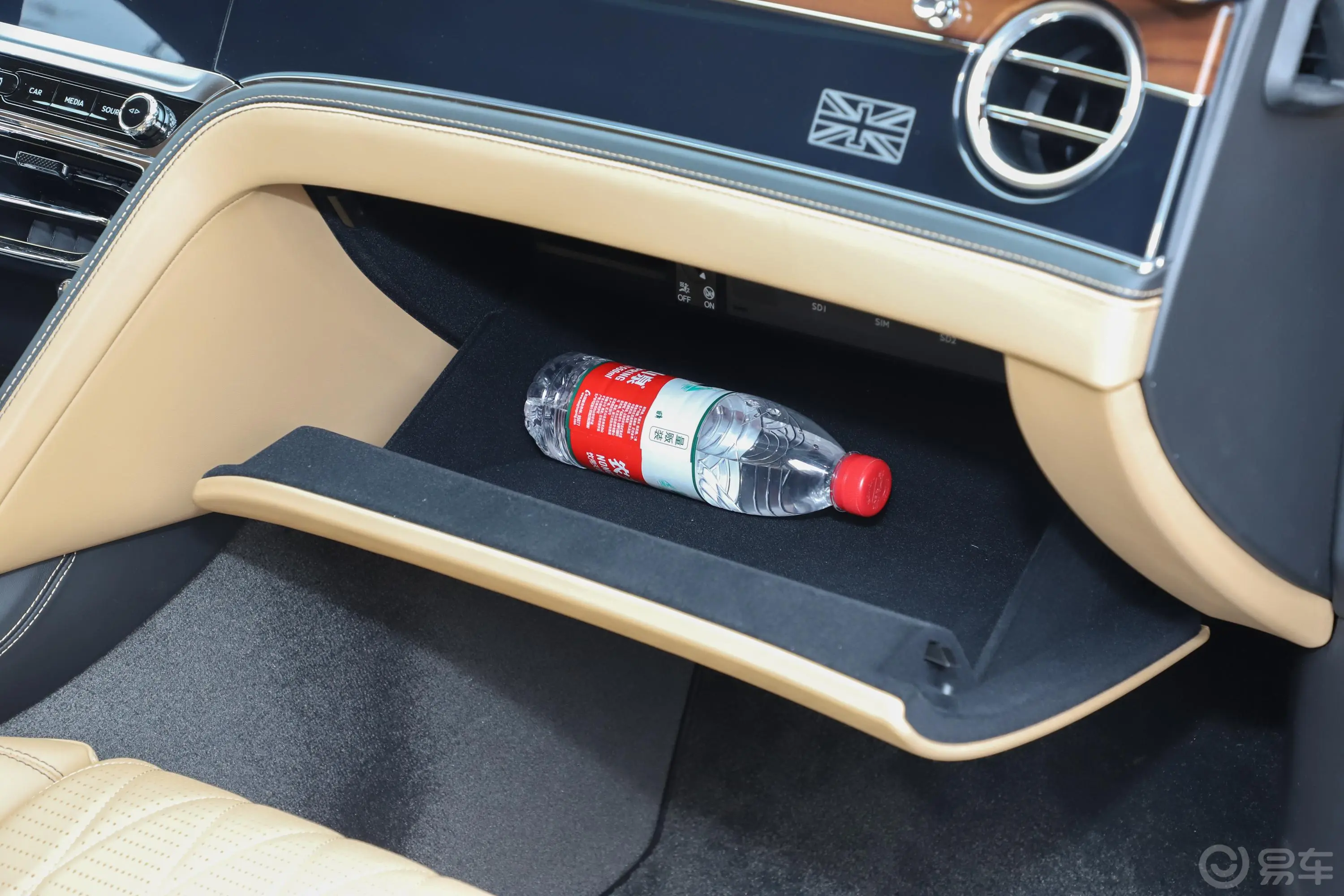 飞驰6.0T W12 First Edition手套箱空间水瓶横置