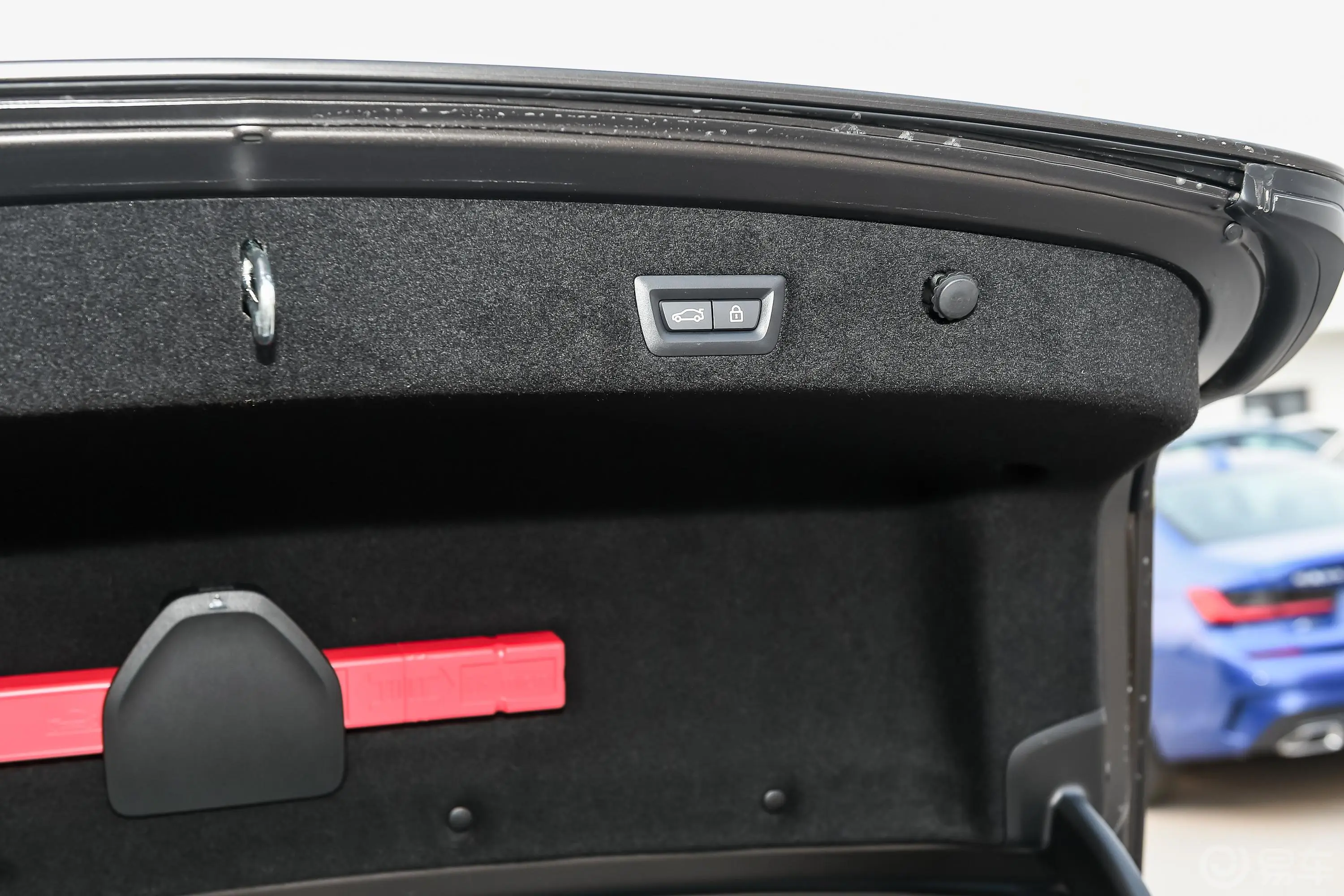 宝马7系改款 M760Li xDrive V12 运动套装电动尾门按键（手动扶手）