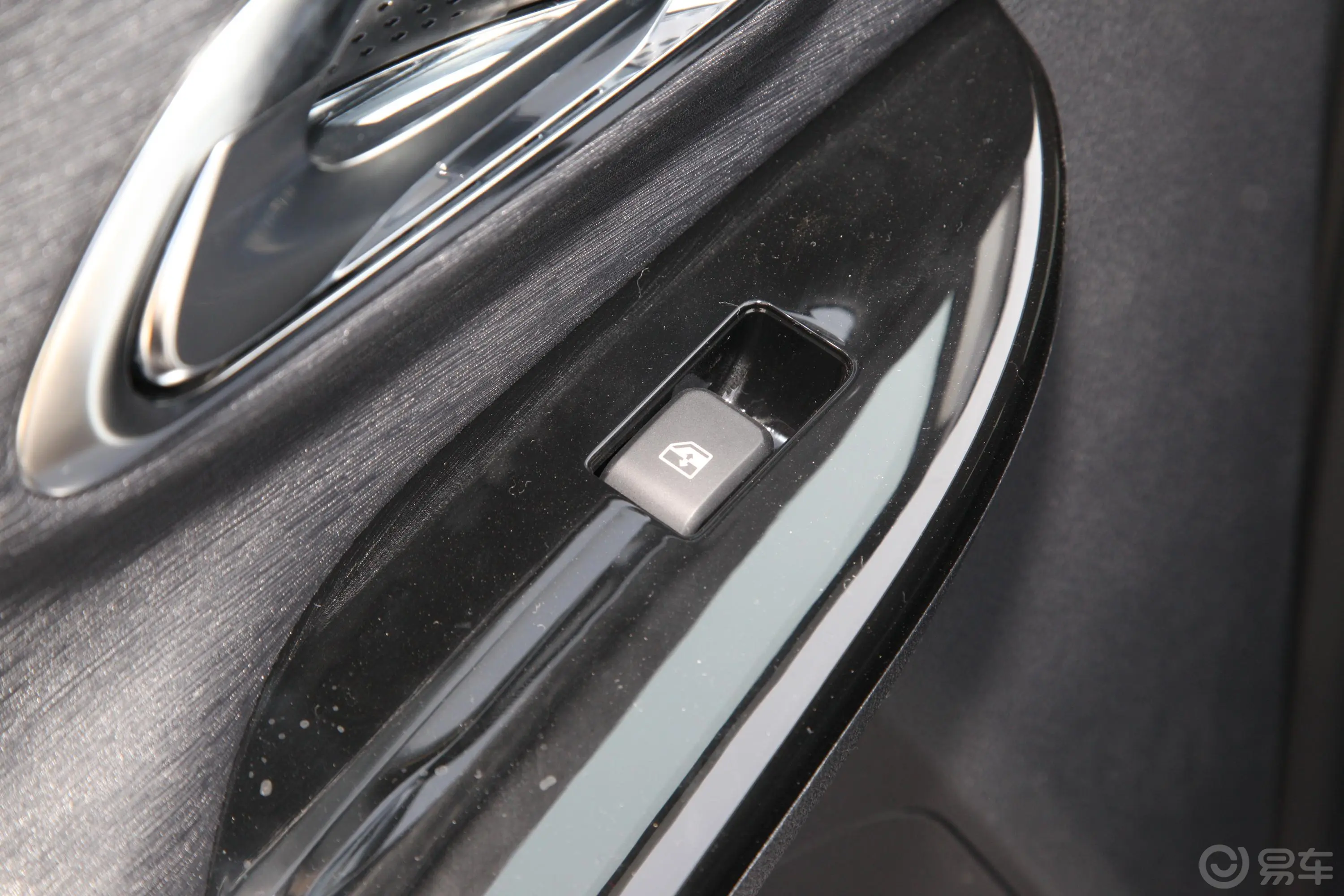 长安欧尚X71.5T 双离合 尊享型后车窗调节