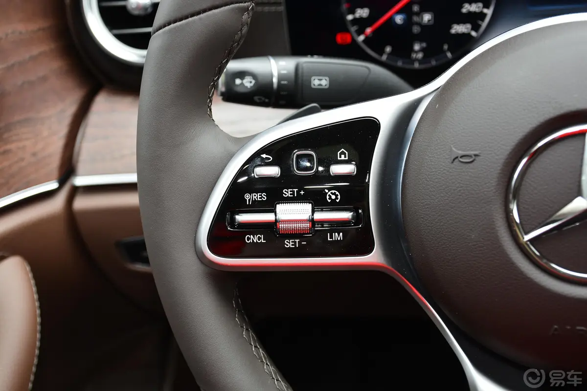 奔驰E级改款 E 300 L 时尚型左侧方向盘功能按键