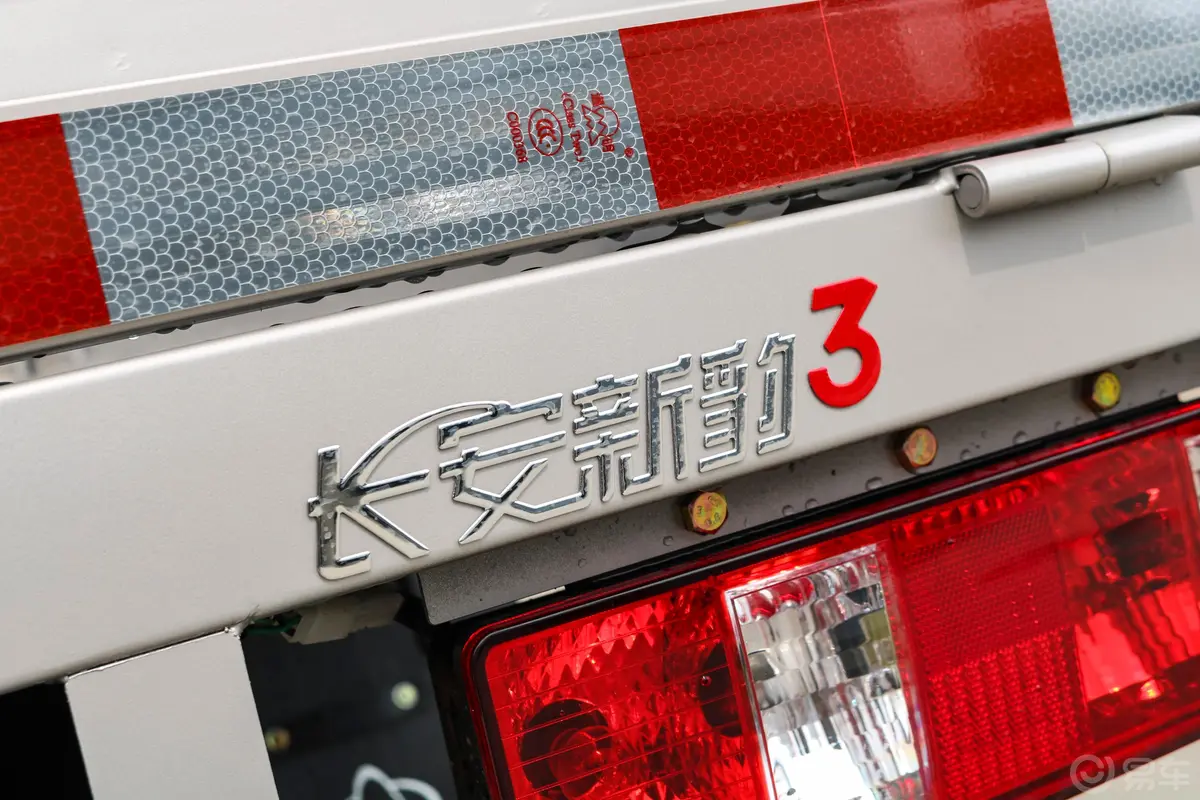 新豹T5载货汽车N1 1.5L 单排双后轮 标准版(5.3米长)SC1031NGD65 汽油 国Ⅵ外观