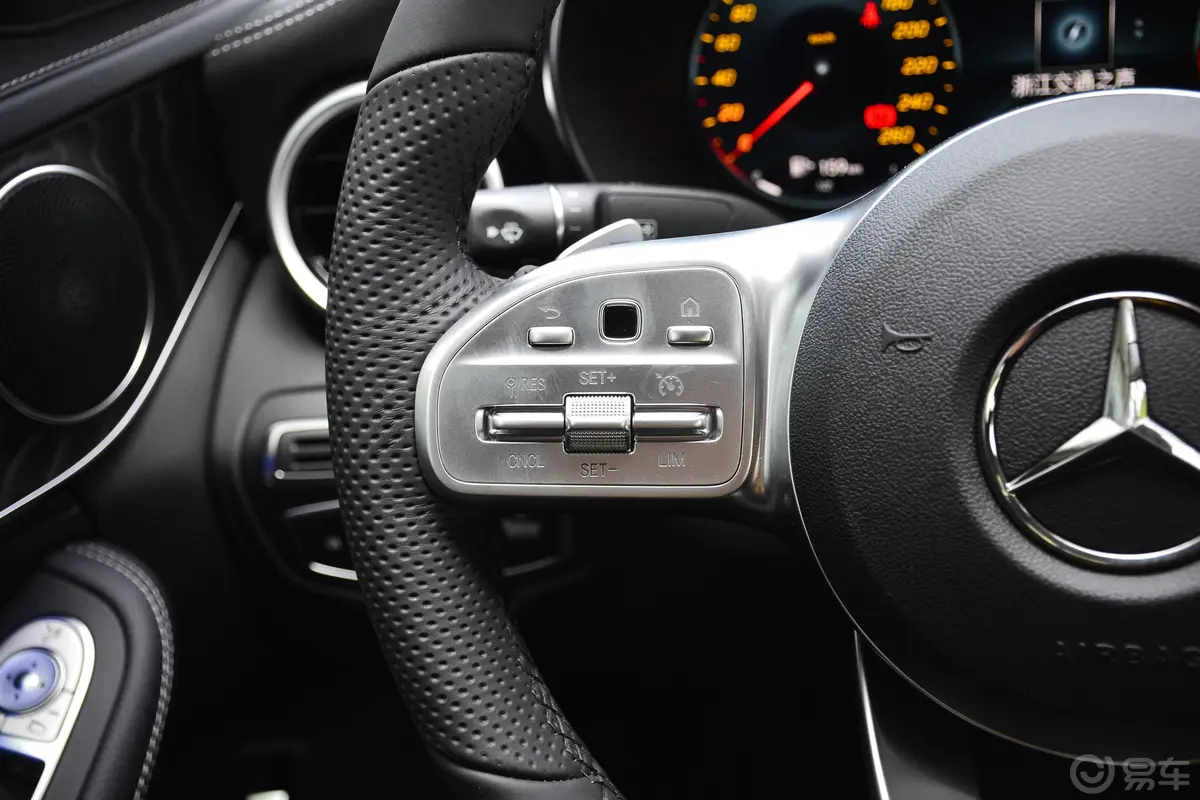 奔驰C级改款 C 200 L 时尚型运动版左侧方向盘功能按键