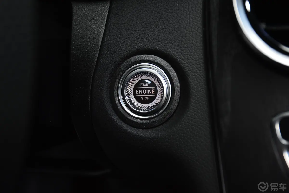 奔驰C级改款 C 200 L 时尚型运动版钥匙孔或一键启动按键
