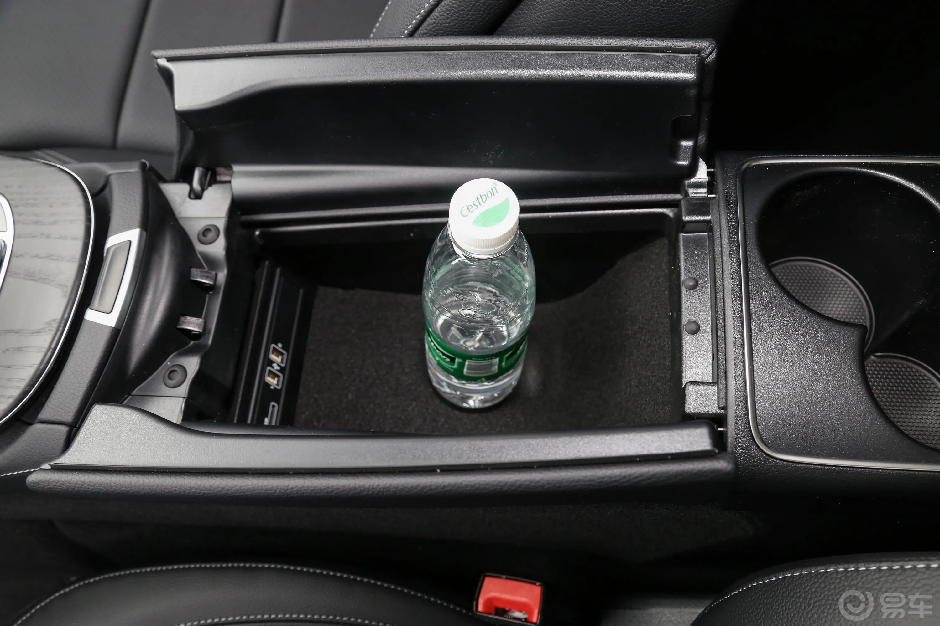 奔驰E级改款 E 300 L 运动殊享版前排扶手箱储物格
