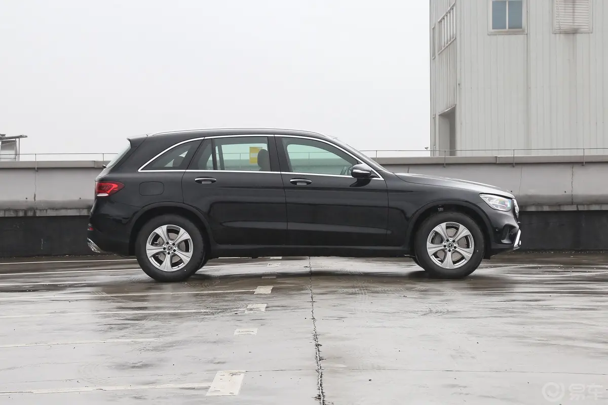 奔驰GLC改款 GLC 260 L 4MATIC 动感型正侧车头向右水平