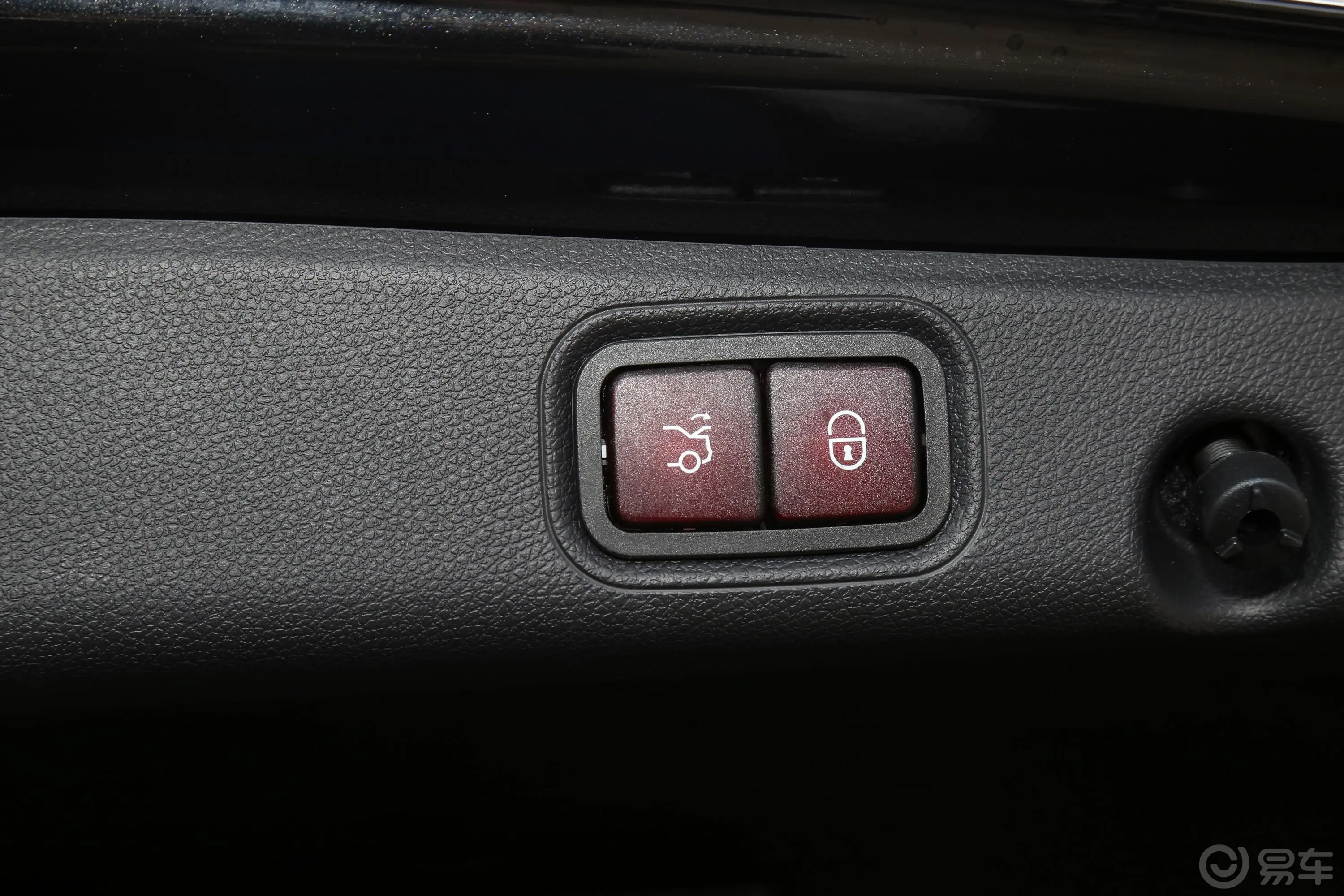 奔驰E级改款 E 300 L 运动殊享版电动尾门按键（手动扶手）