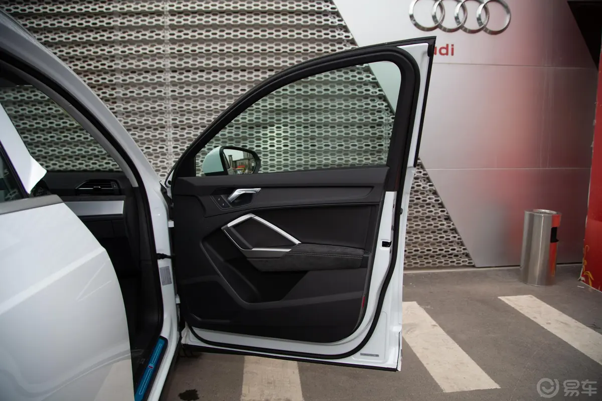 奥迪Q335 TFSI 时尚动感型副驾驶员车门