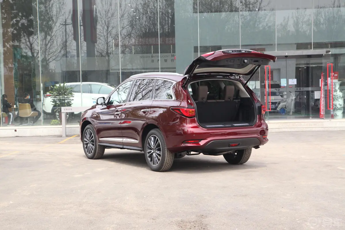 英菲尼迪QX60(进口)2.5 S/C Hybrid 两驱 卓越版空间