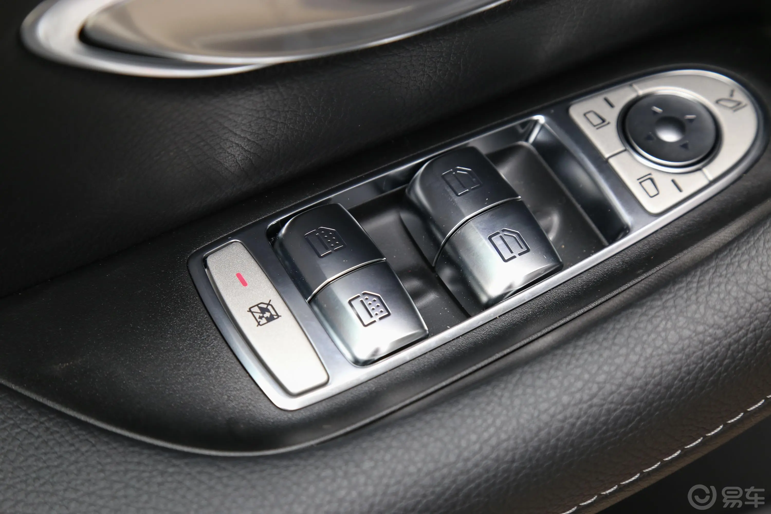 奔驰E级改款 E 300 L 运动殊享版车窗调节整体