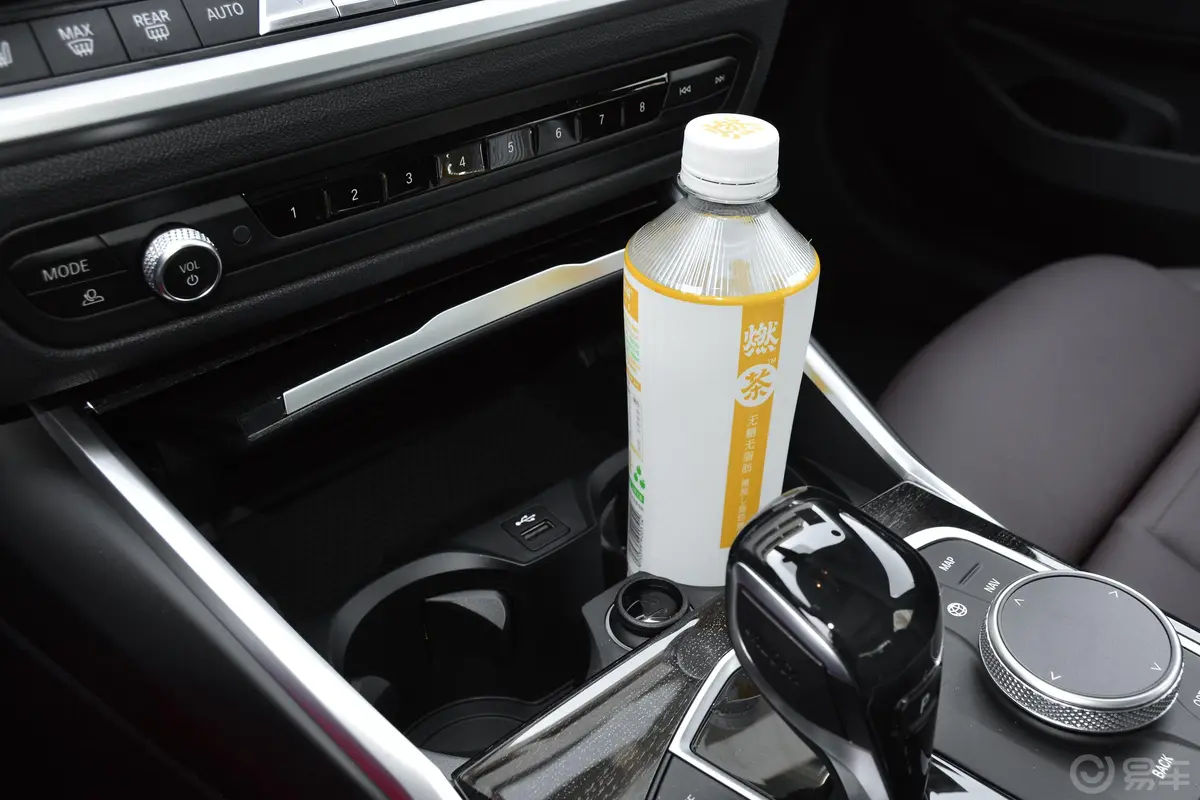 宝马3系改款 325Li xDrive M运动套装前排杯架