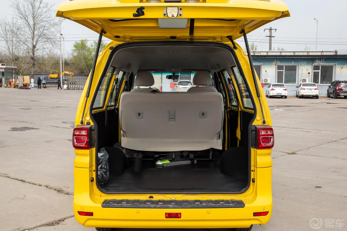 菱智M5 EV舒适型 5座后备厢空间特写