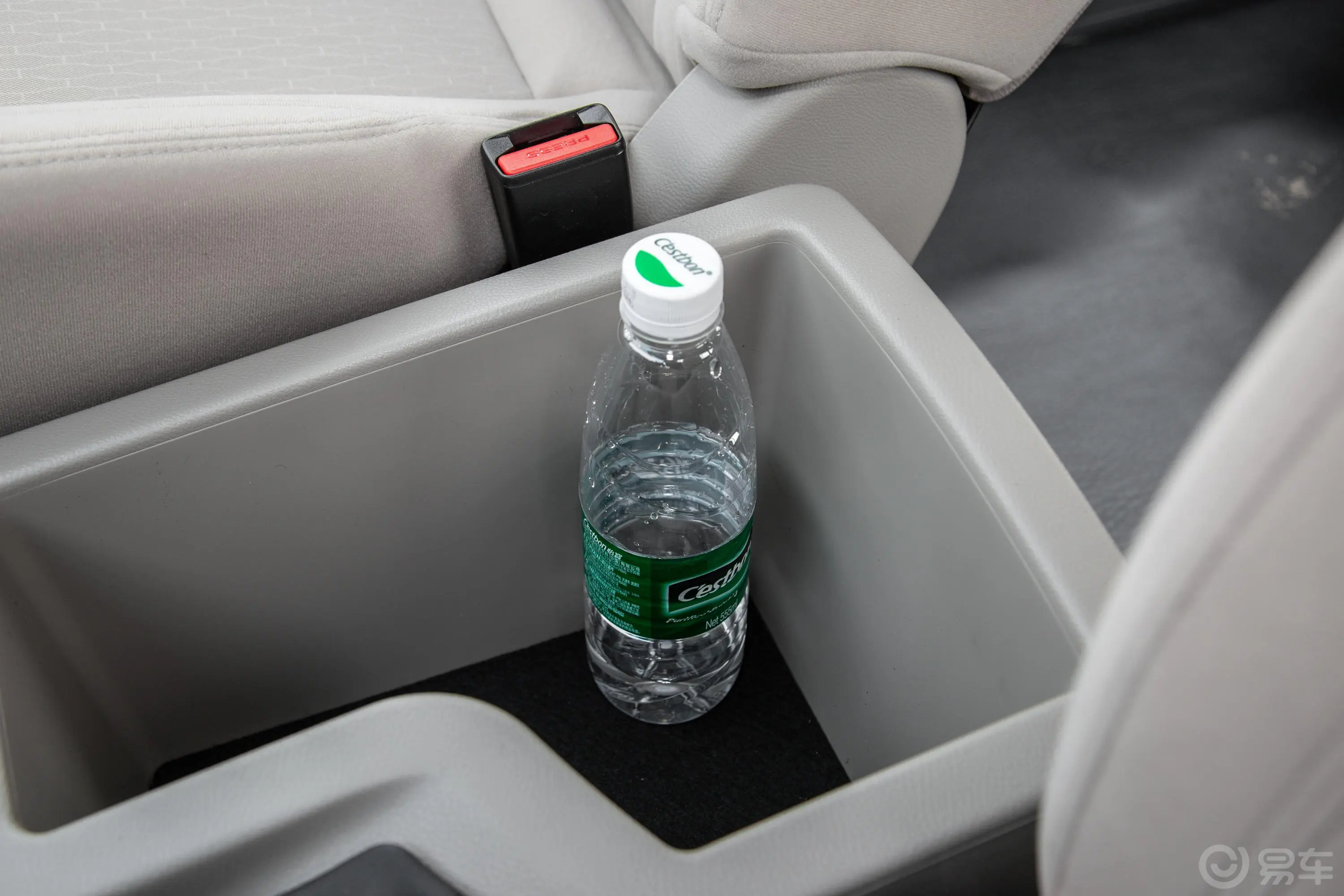 菱智M5 EV舒适型 5座前排扶手箱储物格