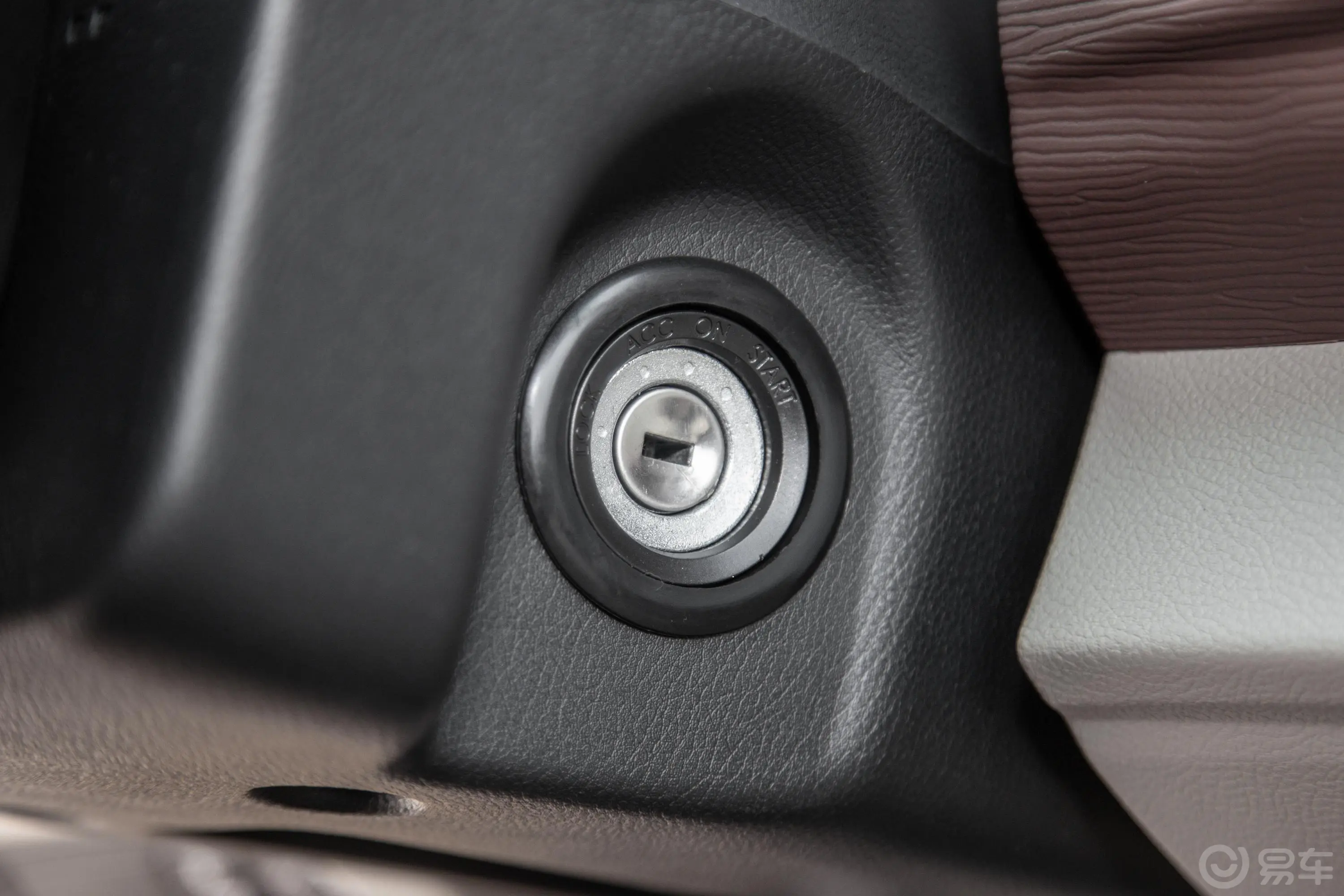 菱智M5 EV舒适型 5座钥匙孔或一键启动按键