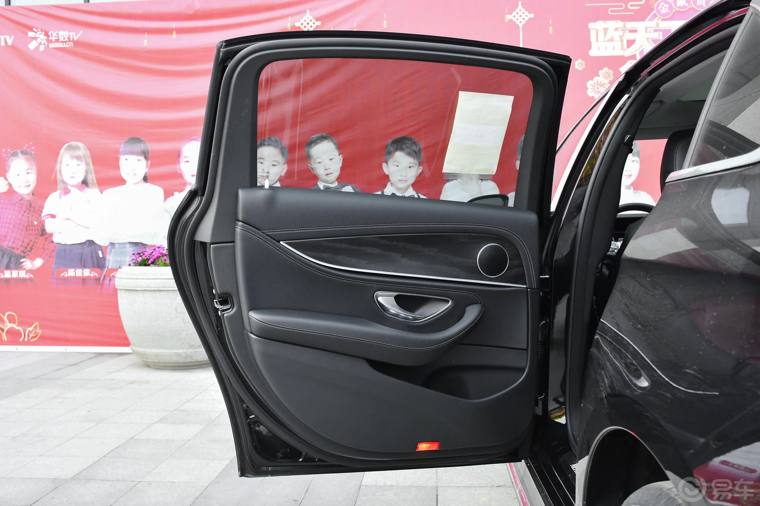 奔驰E级改款 E 300 L 运动时尚型驾驶员侧后车门